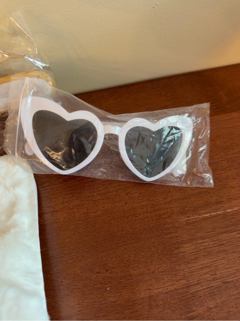 Bride Gift Set: Bridal Shower/Bachelorette Bundle Slippers Clutch Sunglasses New - Picture 3 of 4